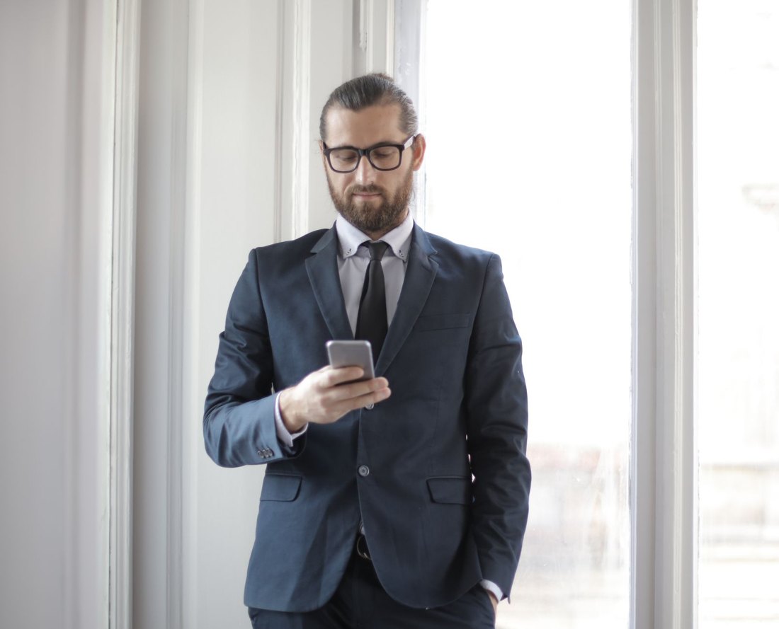 Cliente accediendo a su membresía con ID desde el teléfono