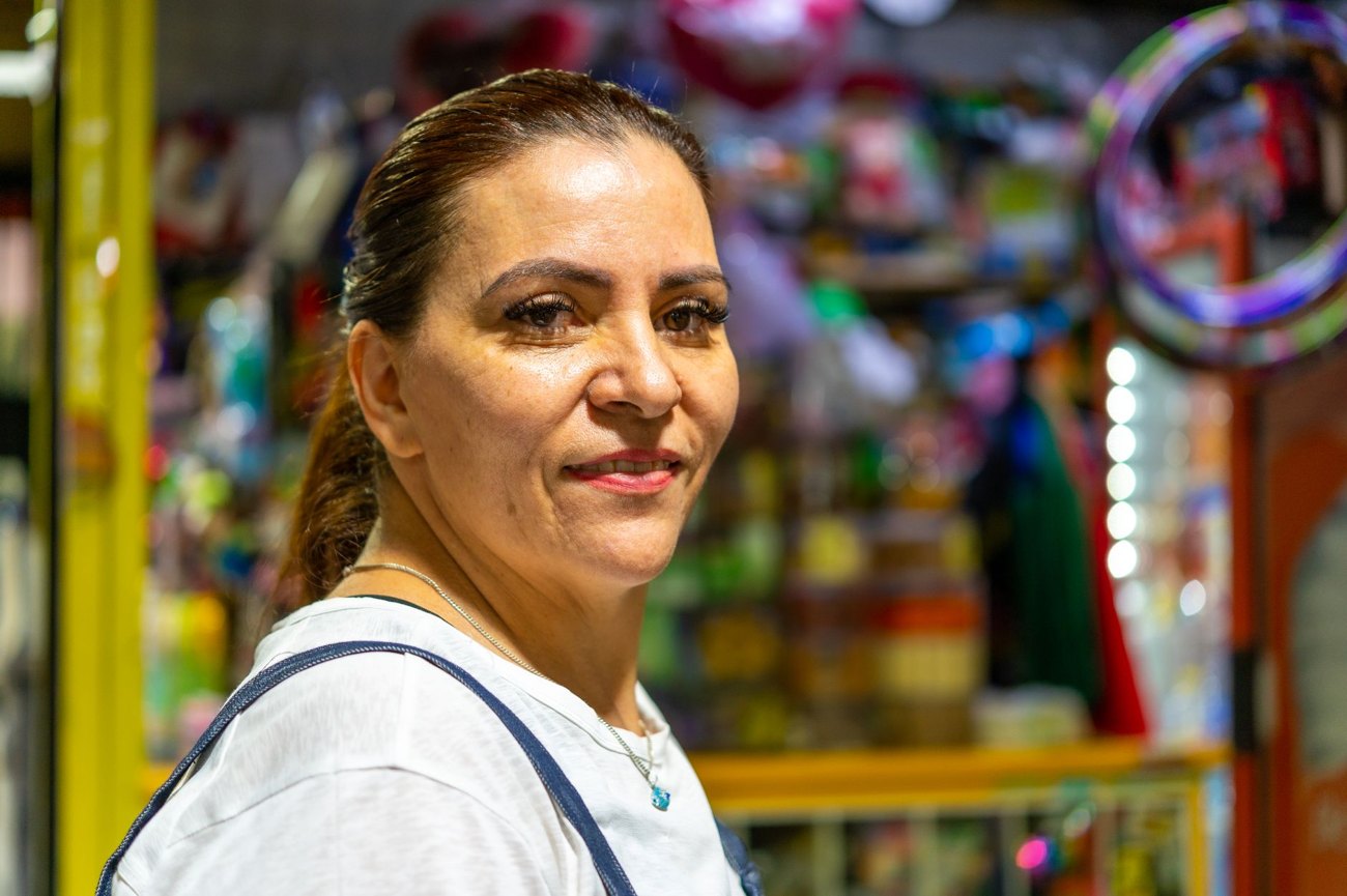 Comercio aliado entregando un beneficio a un cliente del programa